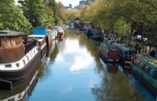 Tinerii din Londra fug de chiriile uriașe și ajung să trăiască în locuințe plutitoare
