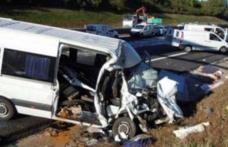 Opt români, răniţi într-un grav accident rutier, în Austria. În microbuz se aflau 18 români