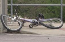 Un biciclist în stare de ebrietate a ajuns la spital după ce s-a izbit violent de o mașină condusă regulamentar