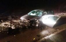 Un tânăr și-a distrus mașina după ce s-a urcat băut la volan și s-a izbit într-un cap de pod