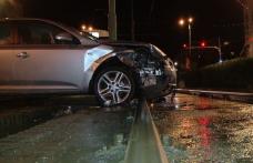 Dublu impact pe o stradă din Dorohoi. O șoferiță a lovit două mașini parcate apoi a abandonat autoturismul blocând o stradă