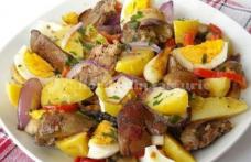 Salată caldă cu ficat de pui, cartofi și ciuperci