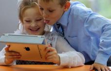 Lege adoptată de Senat: Elevii și profesorii vor primi laptopuri sau tablete conectate la internet