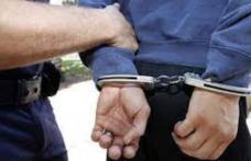 Tânăr de 30 de ani reținut de polițiști după ce ar fi furat suma de 8000 de lei dintr-o mașină