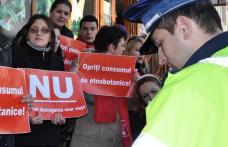 Politistii si jandarmii au intrerupt protestul tinerilor din PSD in fata magazinului de etnobotanice din Primaverii
