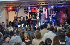 Sute de botoșăneni la concertul cu trupa Alb și Negru de la Uvertura Mall - FOTO