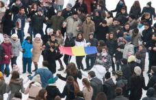 Hora Unirii cu un mare număr de elevi la C.N. Mihai Eminescu Botoșani - FOTO