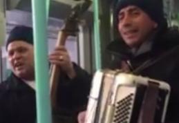 Doi români cântă bestial „Constantine, Constantine”  într-un tramvai din Geneva! Elvețienii îi aplaudă și le dau bani! - VIDEO