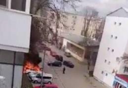 Mașină distrusă în totalitate, din cauza unui incendiu, produs pe o stradă din Botoșani