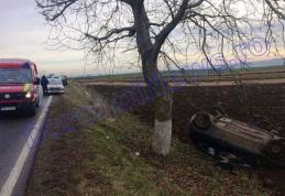 Accident pe drumul Dorohoi-Botoșani. O depășire periculoasă s-a terminat pe câmp. Două persoane au ajuns la spital – FOTO