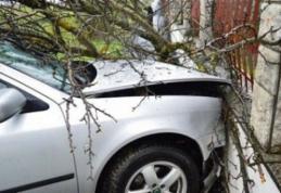 ACCIDENT! Un şofer băut a intrat cu maşina în gardul unei case