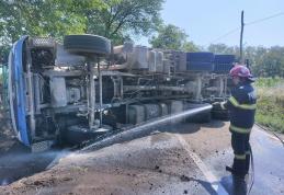 Autospecială de pompare beton răsturnată pe drumul Botoșani – Săveni. Șoferul a ajuns la spital - FOTO