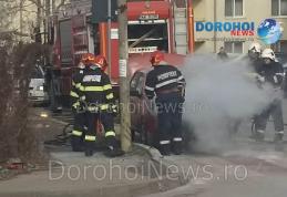 Mașină cuprinsă de flăcări pe o stradă din Dorohoi - FOTO