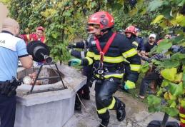 Botoșănean salvat de pompieri după ce a căzut într-o fântână de peste zece metri