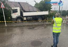 Accident la Dorohoi! Un camion scăpat de sub control s-a oprit într-o casă - FOTO