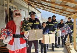 Pompierii de la Stația Săveni au adus bucurie pentru patru frați, asigurându-se că Moș Crăciun nu îi va ocoli - FOTO