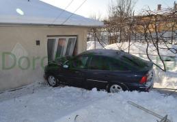 Dorohoi: Datorită alcoolului s-a proptit cu maşina într-o casă de pe strada Sf. Ioan Românul