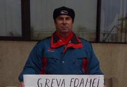 Dorohoianul Ioan Domonco, protestează în faţa Palatului Administrativ din Botoșani