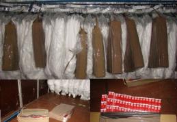 Aproximativ 3.000 pachete de ţigări ascunse pe umeraşe cu haine - FOTO
