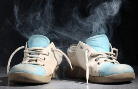 Pantofii miros după ce îi porți? Iată cel mai simplu mod de a scăpa definitiv de această problemă