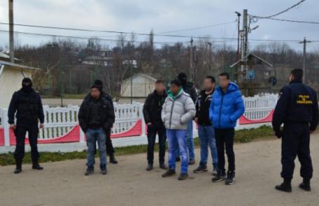 Cinci imigranţi din Afganistan si Bangladesh şi două călăuze, depistaţi la frontiera cu Ucraina