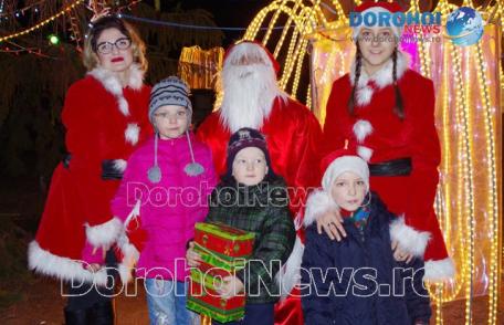 Sute de cadouri au fost împărțite de Moș Crăciun copiilor din Dorohoi - FOTO