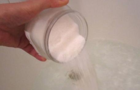 Adaugă sare în apa în care speli rufele și vei fi uimită de rezultat