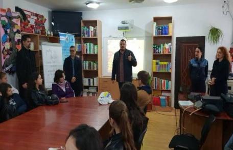 Poliţiştii botoşăneni alături de elevii Liceului Teoretic Dr. Mihai Ciucă din Săveni în Săptămâna Altfel