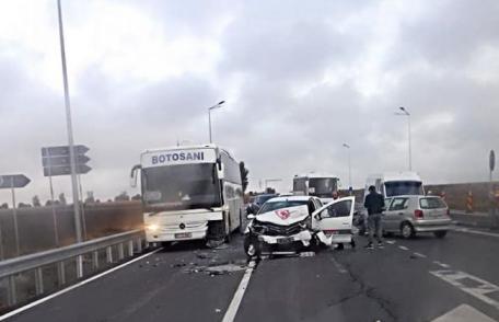 Autocar înmatriculat în Botoșani implicat într-un grav accident la ieșirea din Roman - FOTO