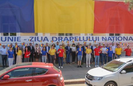 UNIȚI SUB TRICOLOR - Sediul Partidului Social Democrat îmbrăcat în drapelul național - FOTO