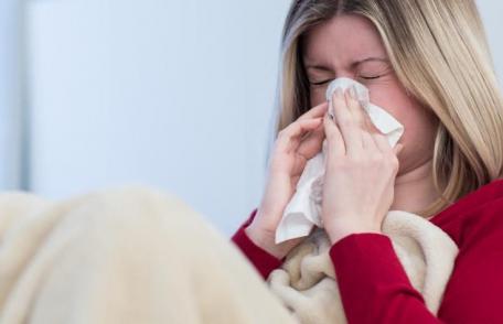 Cum deosebim răceala și gripa de COVID-19. Simptomele care le diferențiază