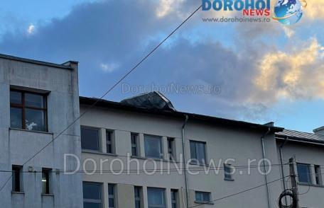 Pompierii solicitați pentru degajarea unei bucăți de tablă de pe o clădire din Dorohoi – FOTO