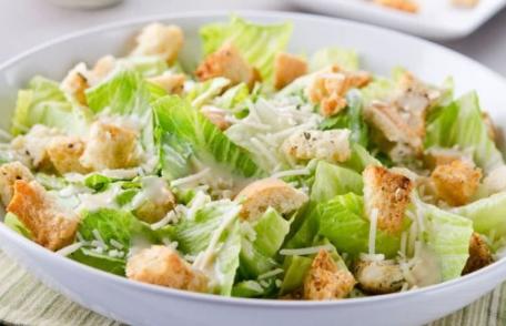 Salată Caesar cu sos de iaurt