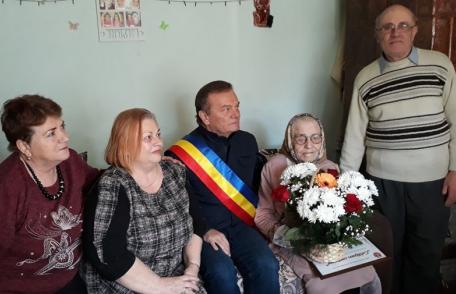 „Cetățean centenar” din Dorohoi sărbătorit de rude și autorități - FOTO