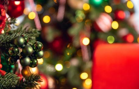 Tradiții eterne de Crăciun. Împodobitul bradului, cadourile și colindele