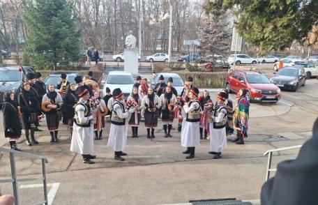 Polițiștii botoșăneni au primit vizitele urătorilor din comunele Corni și Vorona – FOTO