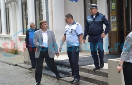 Cadru didactic din Dorohoi, scos de polițiști din sediul IȘJ Botoșani