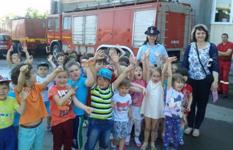 Peste 600 de copii au sărbătorit „Ziua Internaţională a Copilului” alături de pompierii botoșăneni - FOTO