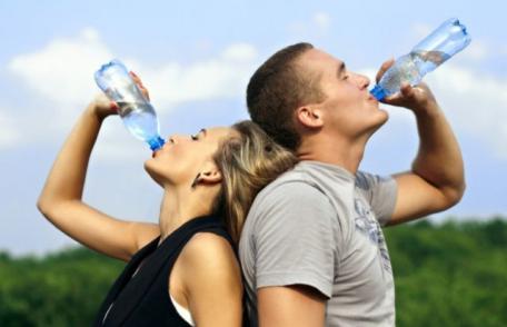 Riscul deshidratării: Câtă apă trebuie să bem pe zi în funcție de kg pe care le avem