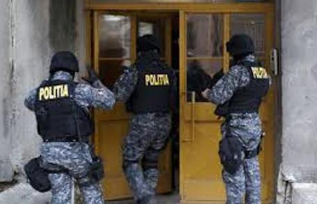 UPDATE: 20 de percheziţii domiciliare în județul Botoșani la grupări specializate în trafic de droguri