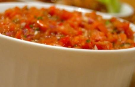 Salată turcească de roșii și ardei gras