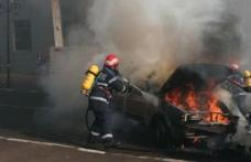 Autoturism distrus în totalitate după ce a fost cuprins de flăcări