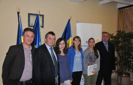 Rotary Club Botoșani anunță căștigătorii Burselor școlare „Prof. dr. Constantin Manolache” oferite pentru anul școlar 2015-2016! - FOTO