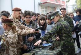 Armata Română caută soldaţi în şcoli şi licee