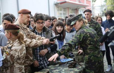 Armata Română caută soldaţi în şcoli şi licee