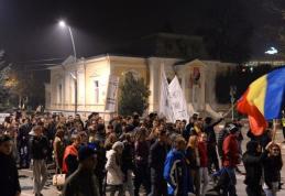 A treia seară de proteste la Botoşani. Manifestanții și-au strigat nemulţumirile - FOTO