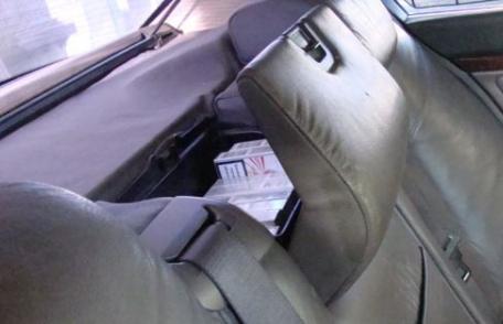 200 pachete de ţigări ascunse în bancheta din spate a unui autoturism depistate de polițiștii de frontieră