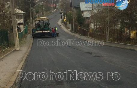 Încă un obiectiv important a fost atins de Primăria Dorohoi: Asfaltarea străzii Sălciilor aproape de finalizare - FOTO