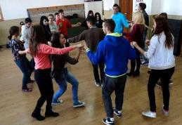 Balul Bobocilor 2015: Pregătiri și repetiții la Liceul Tehnologic „Al. Vlahuță” Șendriceni - FOTO