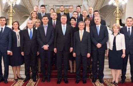 Guvernul Cioloş a depus jurământul. Iohannis: Vă felicit pentru curaj! E o şansă pentru România